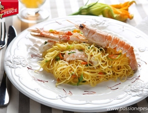 Maccheroncini di Campofilone con scampi e fiori di zucca