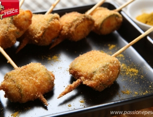 Spiedini di gamberi e zucchine fritti al curry