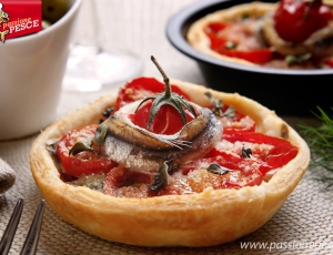 Tortine di pasta sfoglia con alici e pomodorini