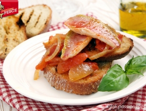 Crostone di pane saporito alle triglie