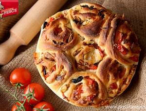 Torta di rose al tonno, carciofini e mozzarella