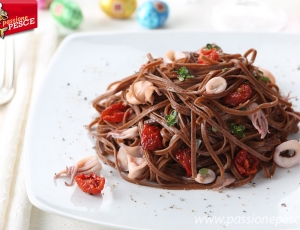 Fettuccine al cioccolato con calamaretti e pomodorini disidratati