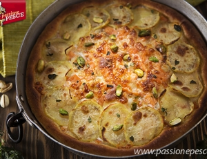 Focaccia al salmone patate e pistacchi