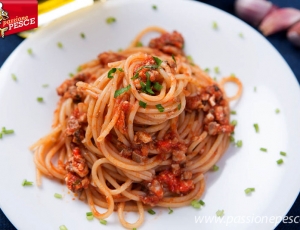 Spaghetti con ragù di sarde