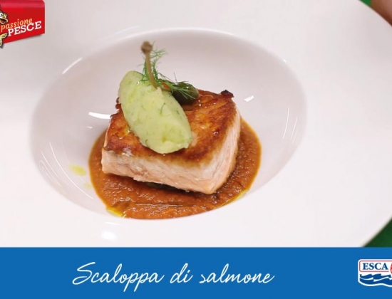 Scaloppa di salmone in salsa mediterranea e patata schiacciata all’aneto